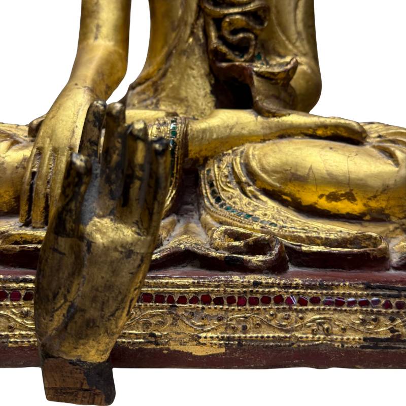 Buddha-Statue in erdberührender Haltung als Zeichen von Standhaftigkeit und Erleuchtung