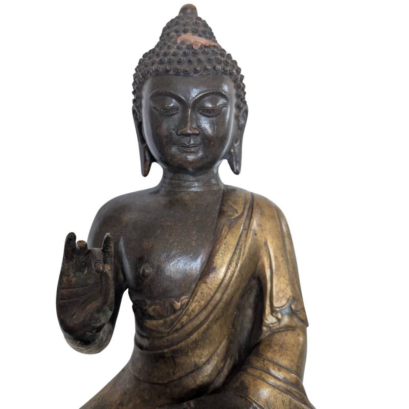 Chinesische Buddha-Statue aus Bronze mit geschlossenem Sockel und traditioneller Bauweise