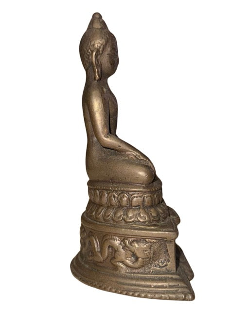 Buddha-Statue aus Bronze mit dekorativen Elefantenmotiven am Thronsockel