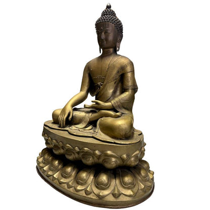 Buddha‑Statue auf Lotos‑Thron aus Bronze aus Ladakh mit Verschleiß.