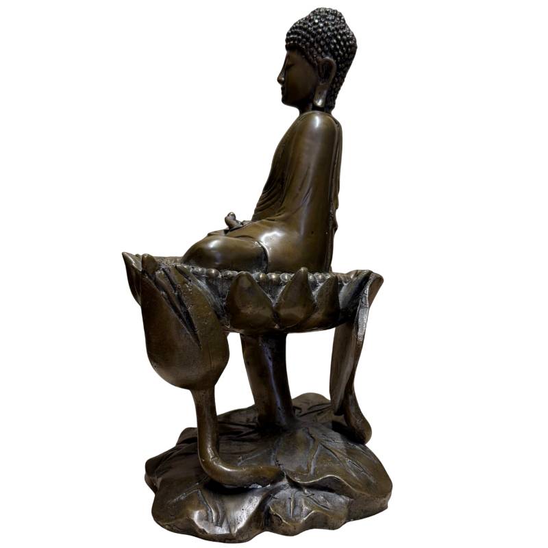 Buddha-Statue auf einem Lotussitz mit Symbolik für Reinheit, Wachstum und Erleuchtung