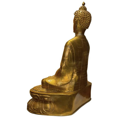 Buddha-Statue mit alter Vergoldung, ritueller Abnutzung und sichtbarer Mönchenarbeit