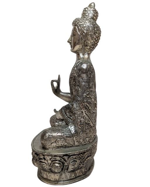 Nepalesischer Buddha aus silberfarbener Kupferlegierung, Abhaya-Mudra