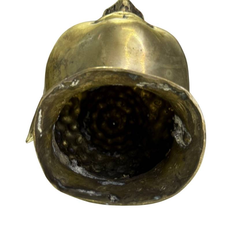Die Unterseite des Buddha-Kopfes zeigt das unregelmäßige Innere und Spuren von Handguss.