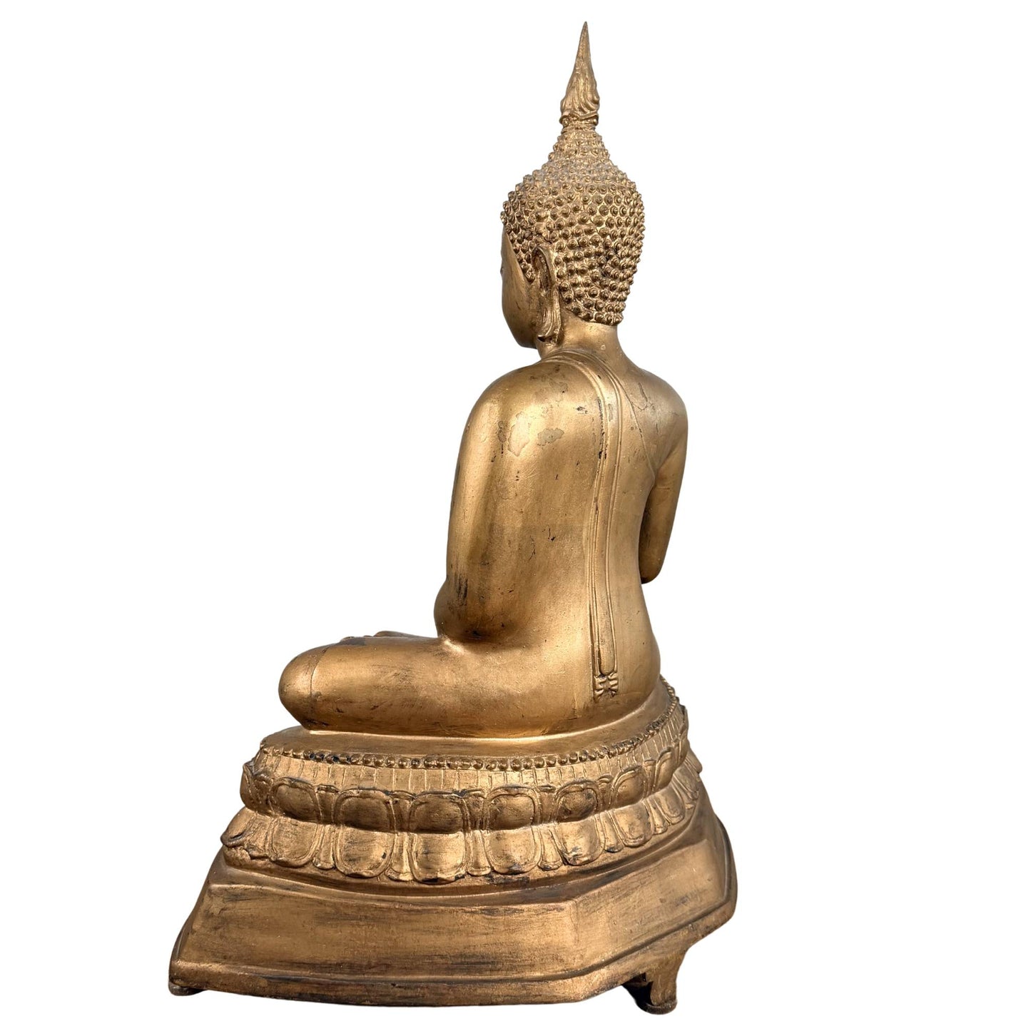 Buddha-Statue aus Thailand mit vergoldeter Oberfläche und sichtbaren Altersspuren