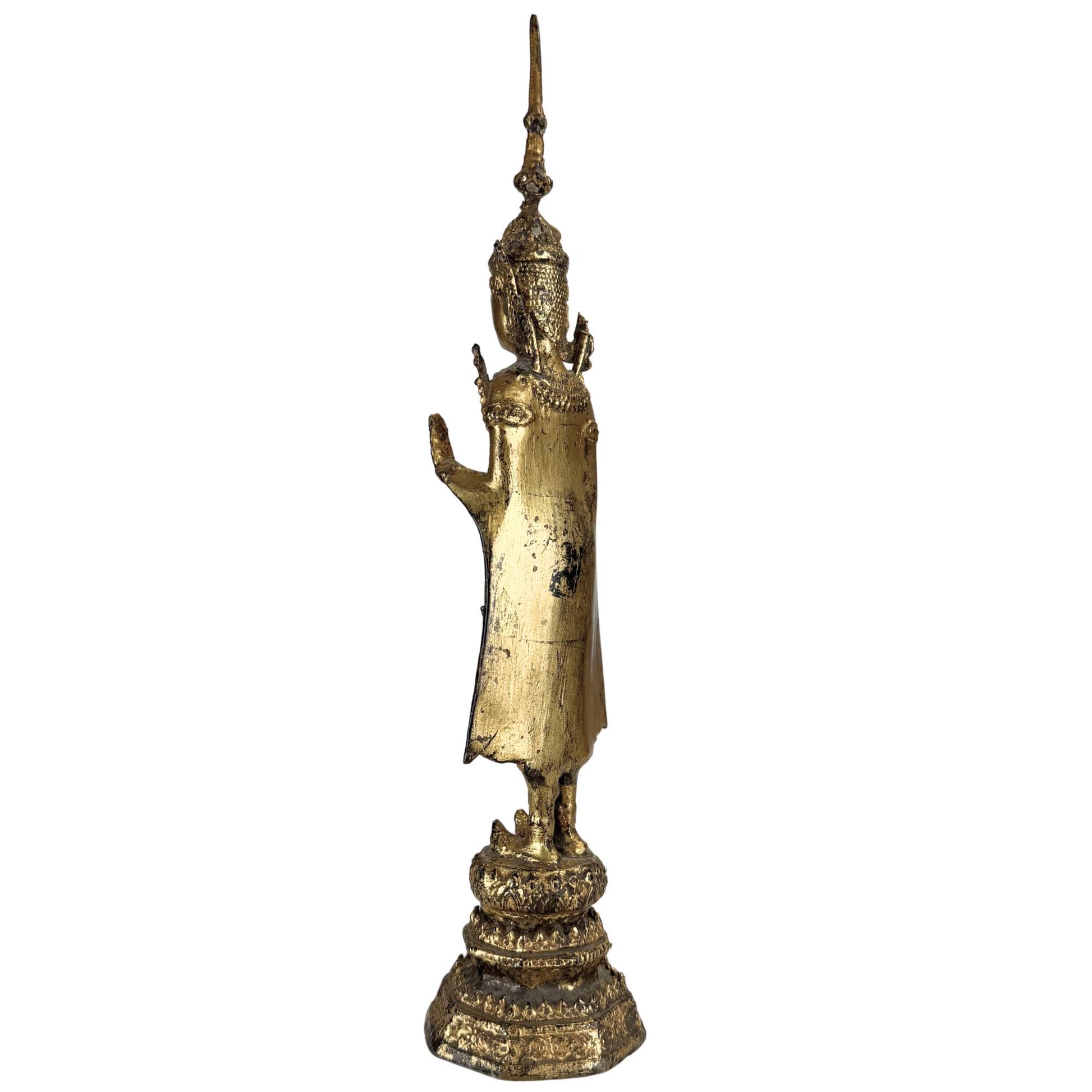 Thailändischer Buddha symbolisiert Schutz, Harmonie und spirituelles Gleichgewicht