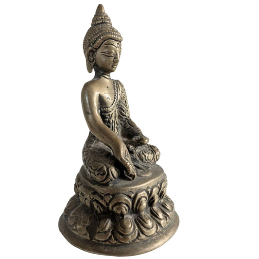 Buddha aus Messing in Bhumisparsha Mudra, sitzend auf einem Lotussockel.