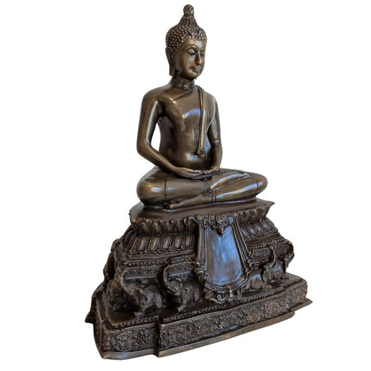 Bronzebuddha in Dhyana Mudra auf einem reich verzierten Sockel