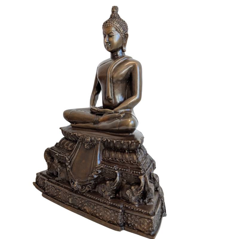 Klassischer Buddha in Dhyana Mudra auf einem verzierten Sockel