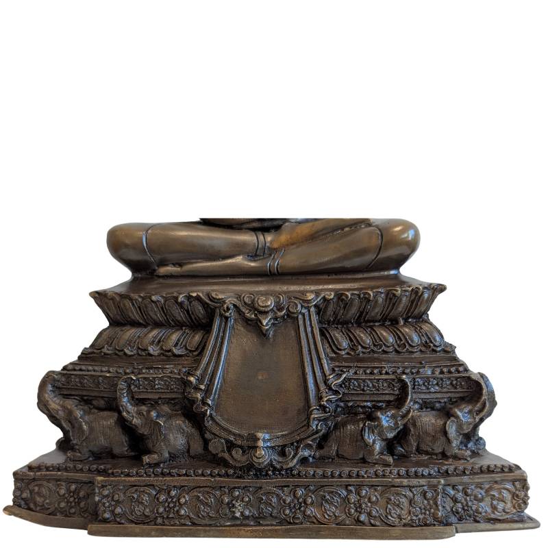 Sitzender Buddha in Dhyana Mudra mit Elefantensockel