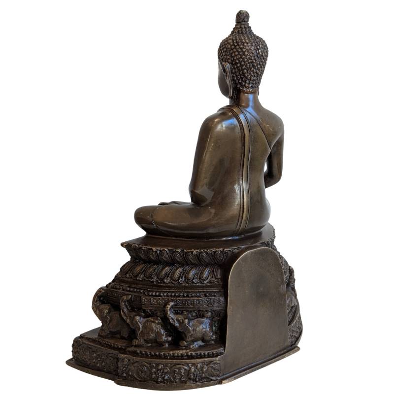 Sitzender Buddha in Dhyana Mudra mit symmetrischer Haltung