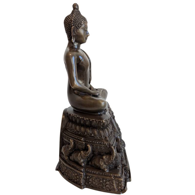 Sitzender Buddha in Dhyana Mudra mit Elefantenmotiven