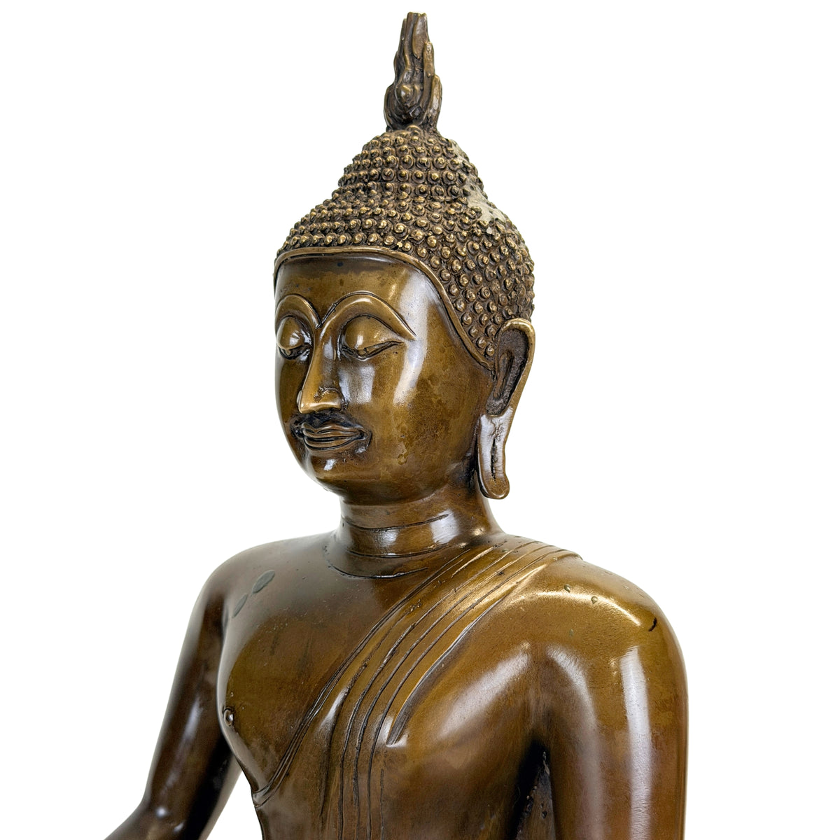Detail van gelaat en linkerschouder van Thaise bronzen Boeddha