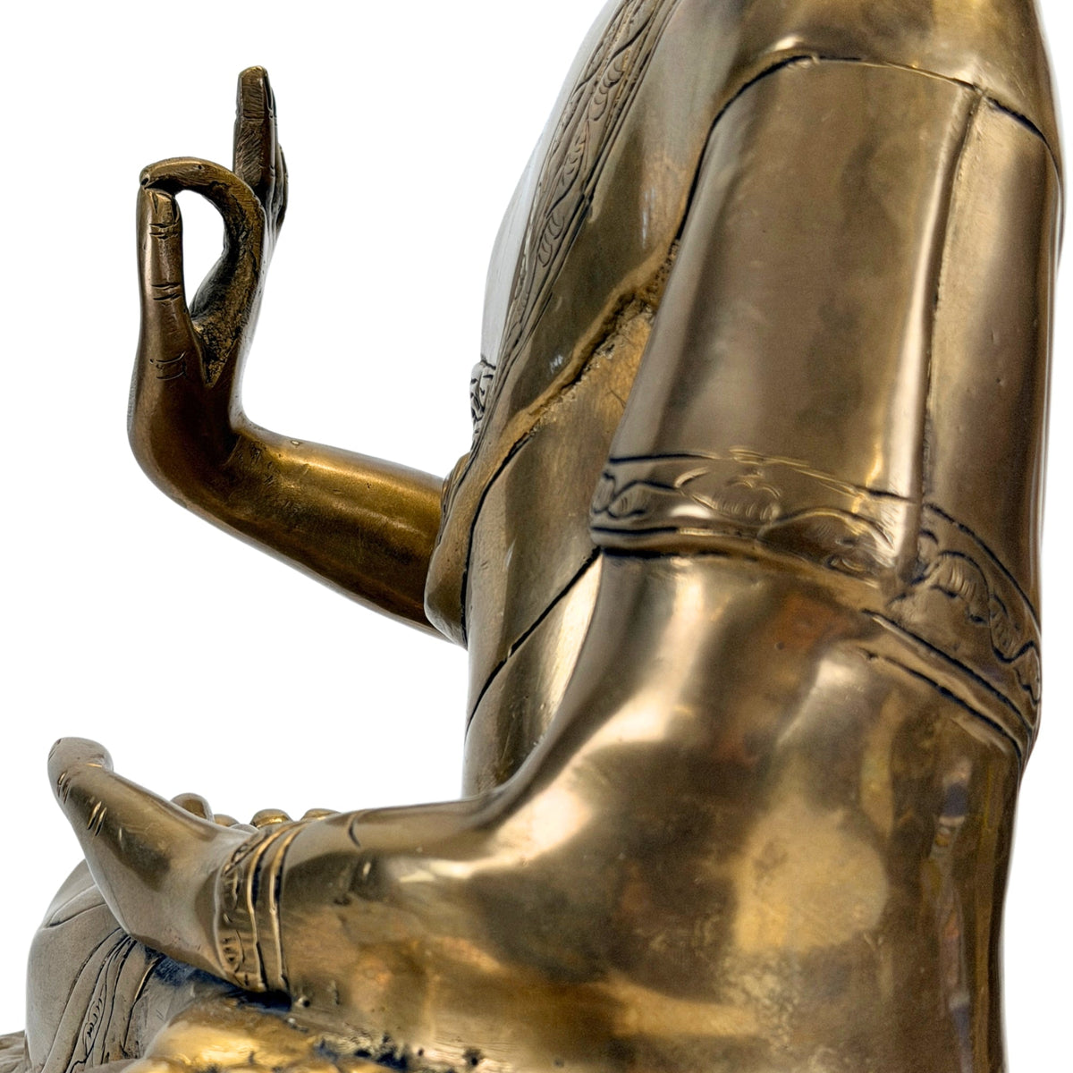 Detail der erhobenen Hand, des Arms und des verzierten Gewandes.