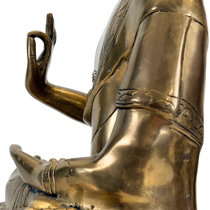 Detail der erhobenen Hand, des Arms und des verzierten Gewandes.