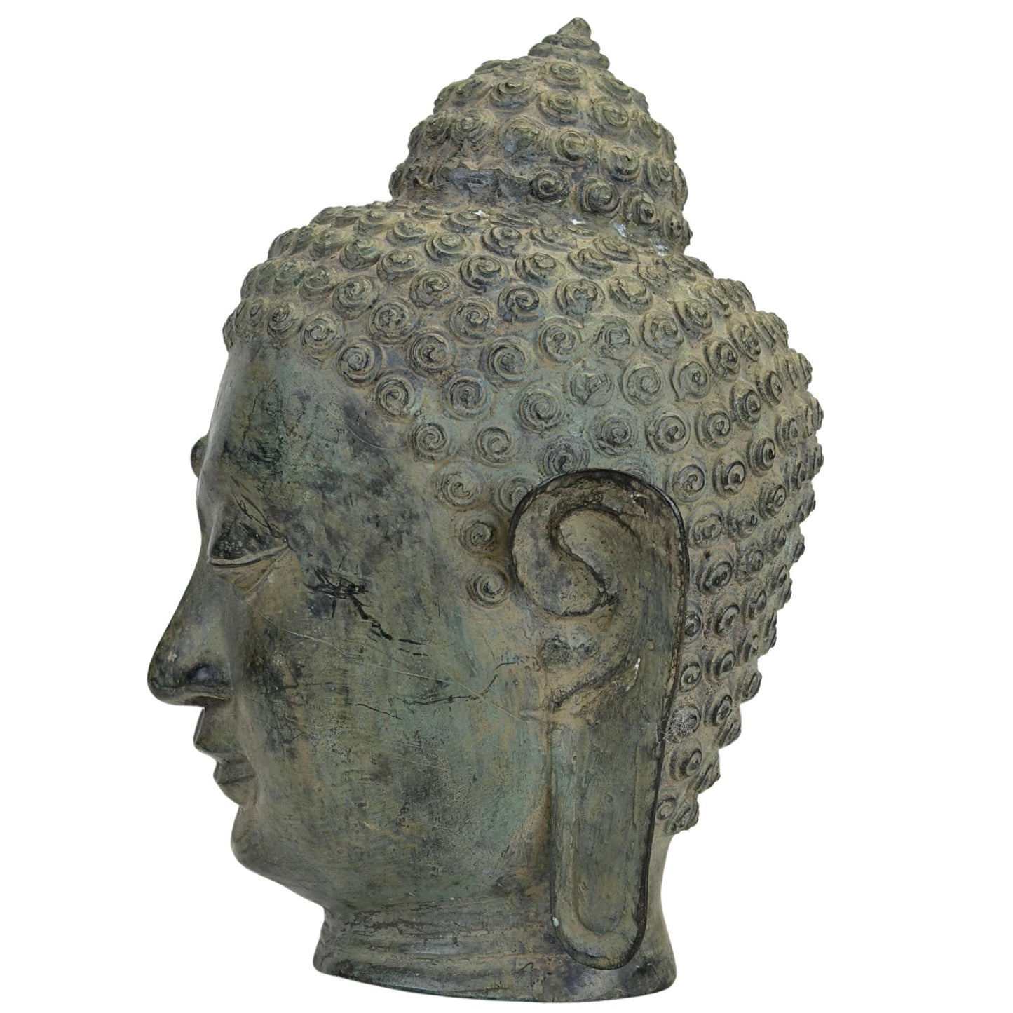 Detail des Buddha-Kopfes mit langen Ohrläppchen und gelassenem Gesichtsausdruck