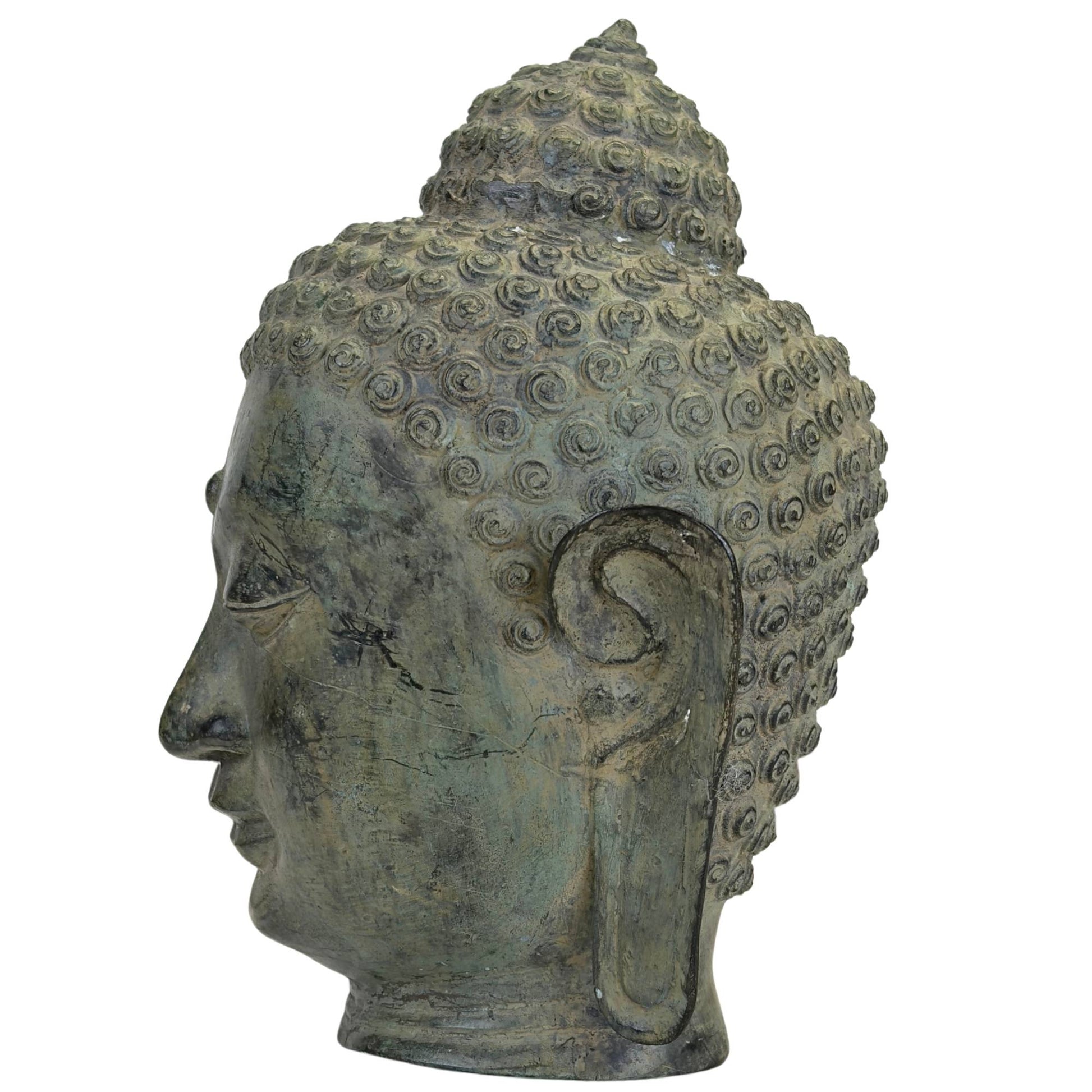 Detail des Buddha-Kopfes mit langen Ohrläppchen und gelassenem Gesichtsausdruck