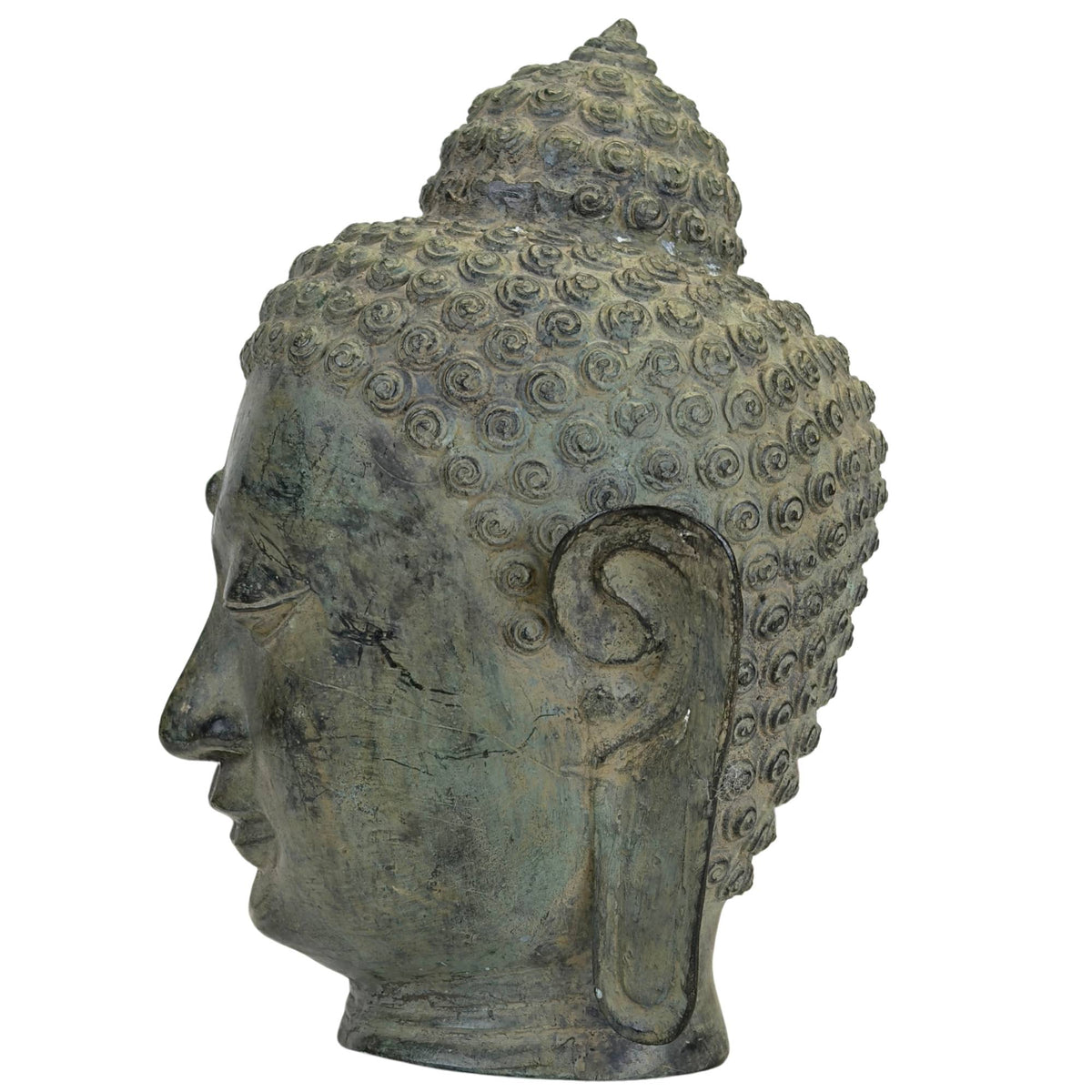 Detail des Buddha‑Kopfes mit langen Ohren und ruhigem Ausdruck