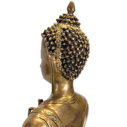 Schräger Rückansicht des Buddha-Kopfes mit Haarlocken und Gewandlinie.