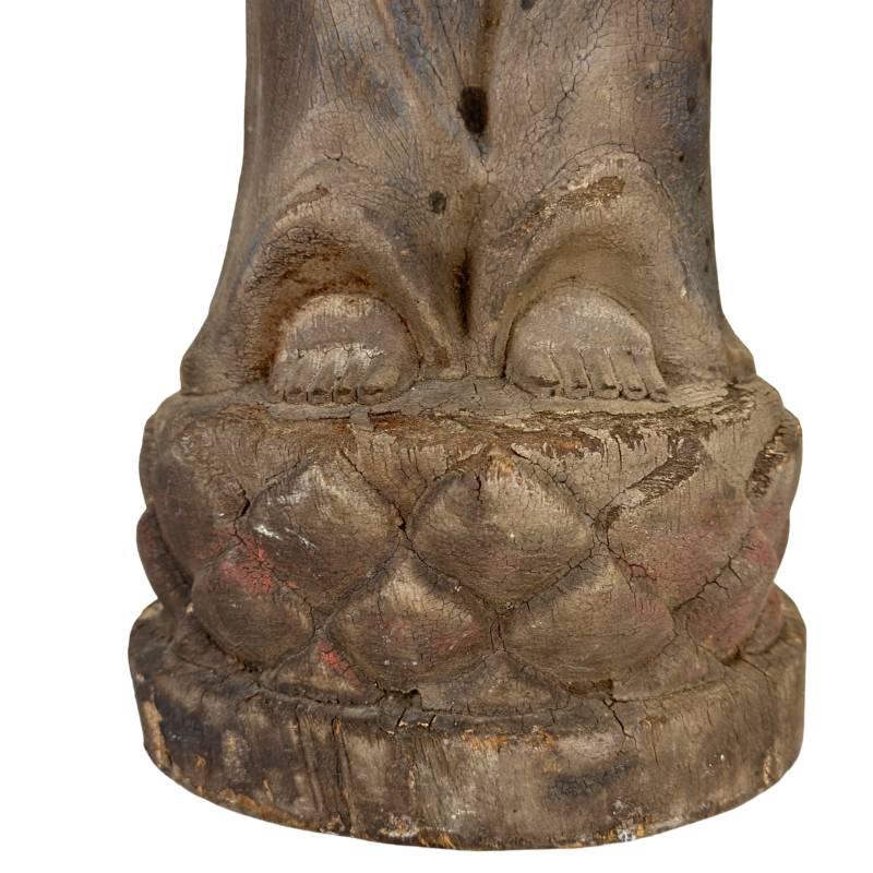 Hölzerner Buddha aus China mit Craquelé und Vergoldungsresten
