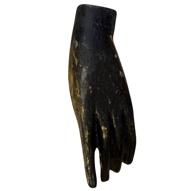 Abgetrennte Hand einer antiken Buddha-Statue aus Mandalay mit alter Vergoldung und Gebrauchsspuren.