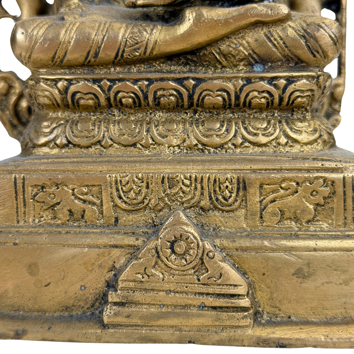 Mehrstufiger Lotusthron mit Tierfeldern und Radmotiv an der indischen Buddhafigur