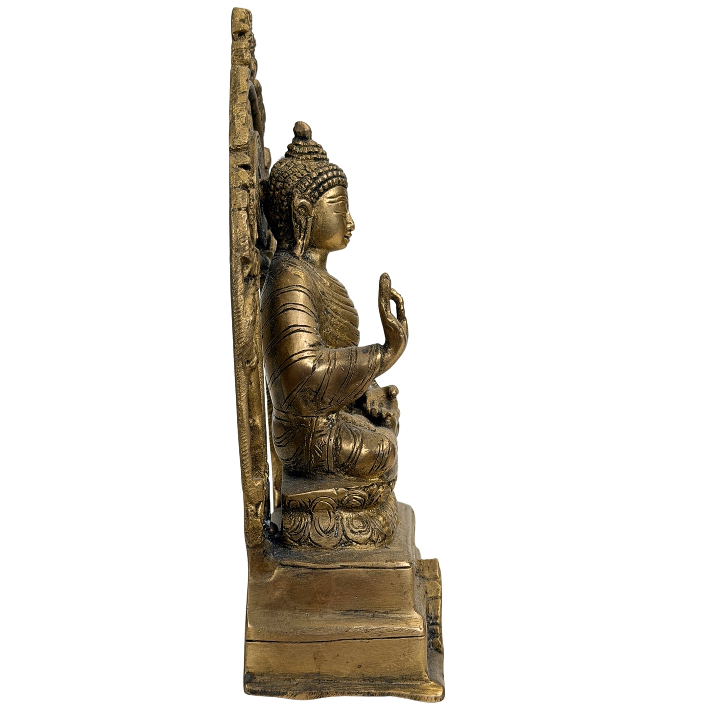 Schmales Seitenprofil der sitzenden Buddhafigur vor der hohen Prabhavali