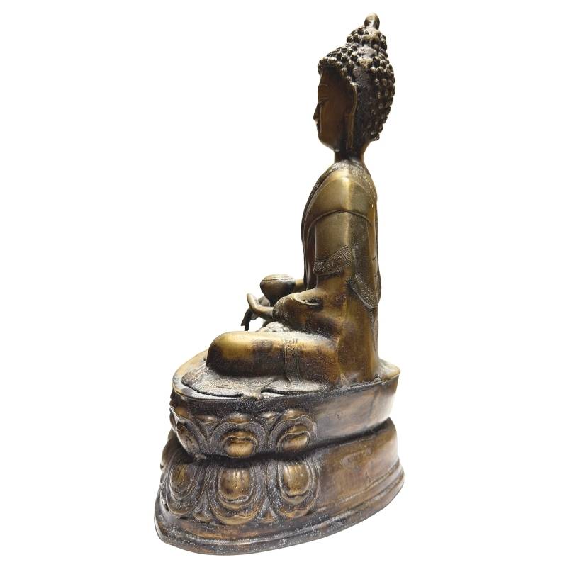 Nepalesische Buddha-Statue auf einem erhöhten doppelten Lotussockel