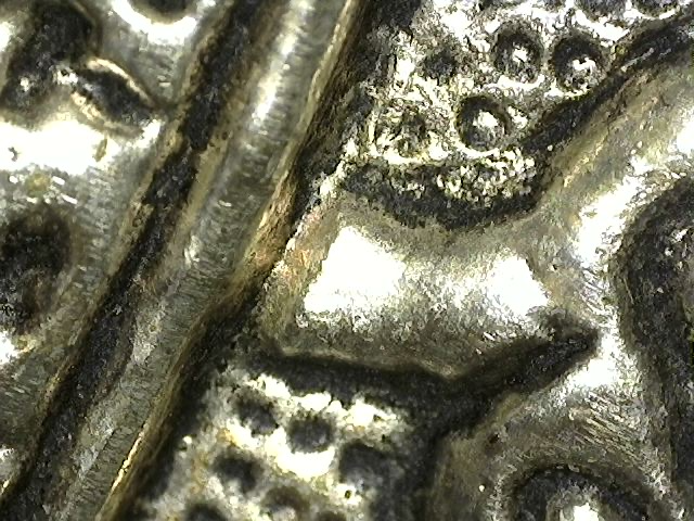 Nepalesischer Buddha aus silberfarbener Kupferlegierung, Abhaya-Mudra