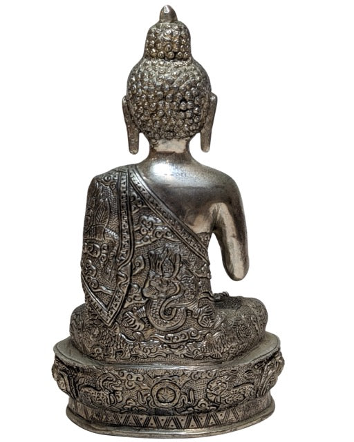 Nepalesischer Buddha aus silberfarbener Kupferlegierung, Abhaya-Mudra