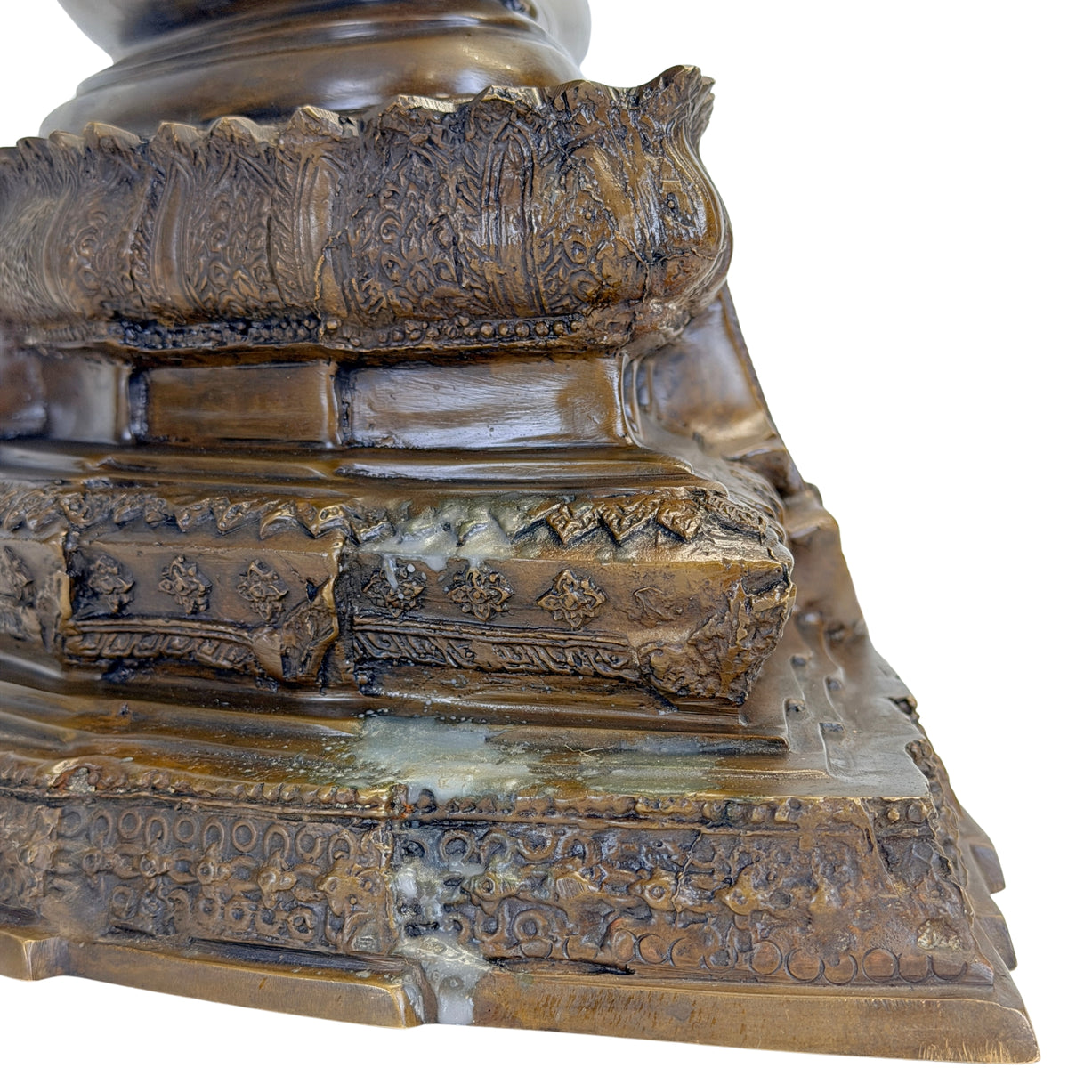 Detail van bronzen sokkel met lichte oppervlakte-restanten