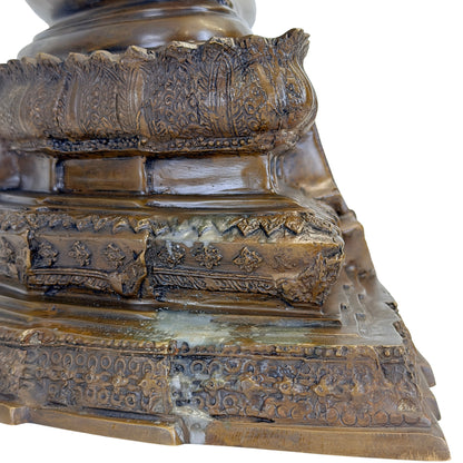 Detail van bronzen sokkel met lichte oppervlakte-restanten