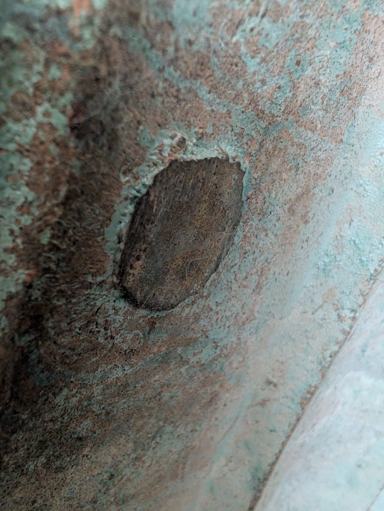Thailändische Buddha-Statue mit ausgeprägtem Tempelcharakter