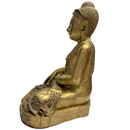 Holz‑Buddha‑Statue mit ruhigem Gesichtsausdruck