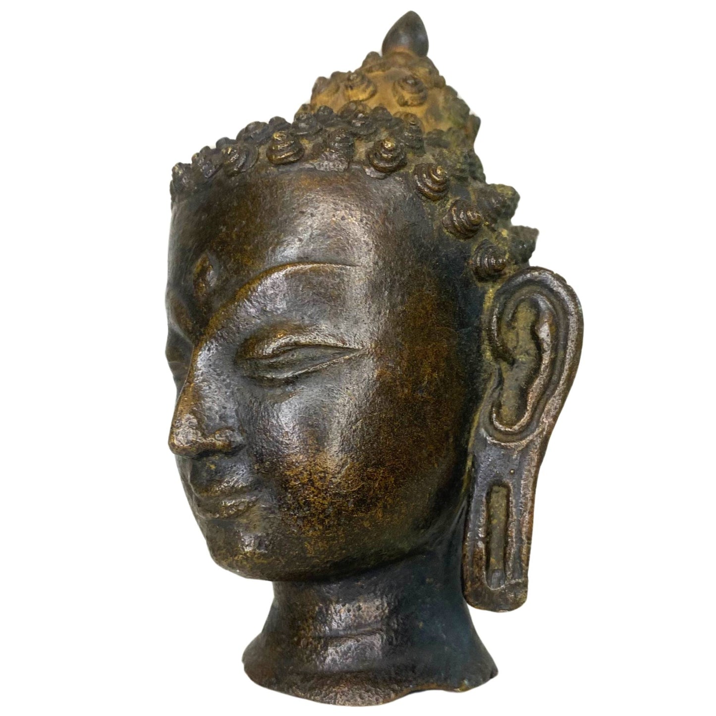 Die Dreiviertelansicht des Buddha unterstreicht die spirituelle Ausstrahlung der antiken Bronze.