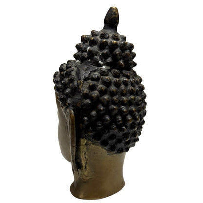 Detail einer Quecksilbergoldbeschichtung auf einem bronzenen buddhistischen Kopf aus Nepal, mit poröser Goldstruktur