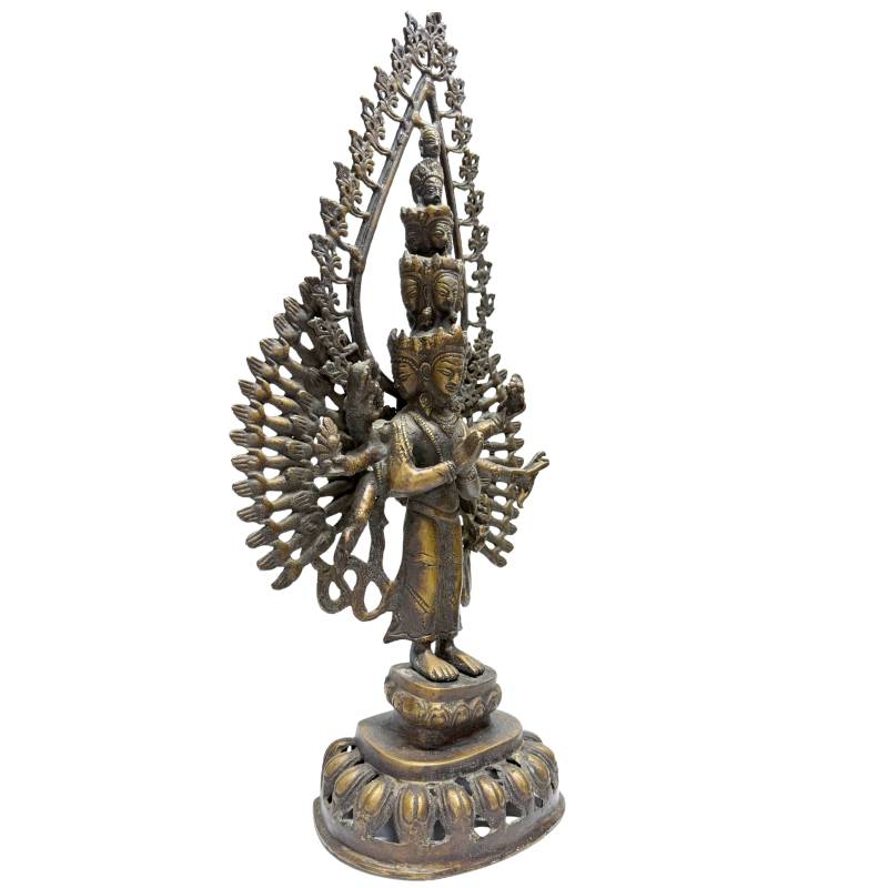 Bronzener Avalokiteshvara mit mehreren Armen in stehender Position