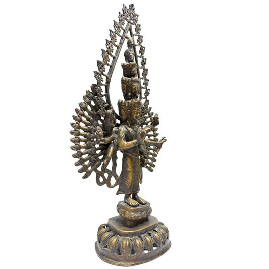 Bronzener Avalokiteshvara mit mehreren Armen in stehender Position