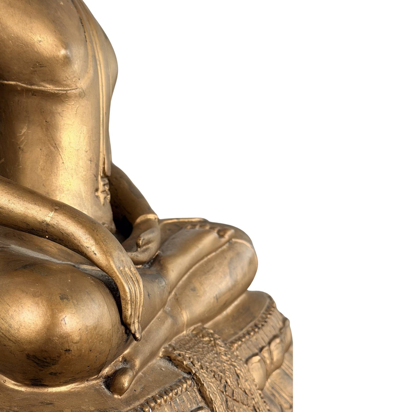Buddhistische Statue aus Thailand mit goldfarbener Patina und spiritueller Bedeutung
