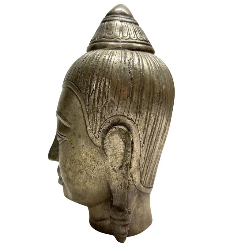 Profil einer thailändischen Buddha-Statue aus Bronze im Sukhothai-Stil, dekorative buddhistische Büste für ein gehobenes Interieur.