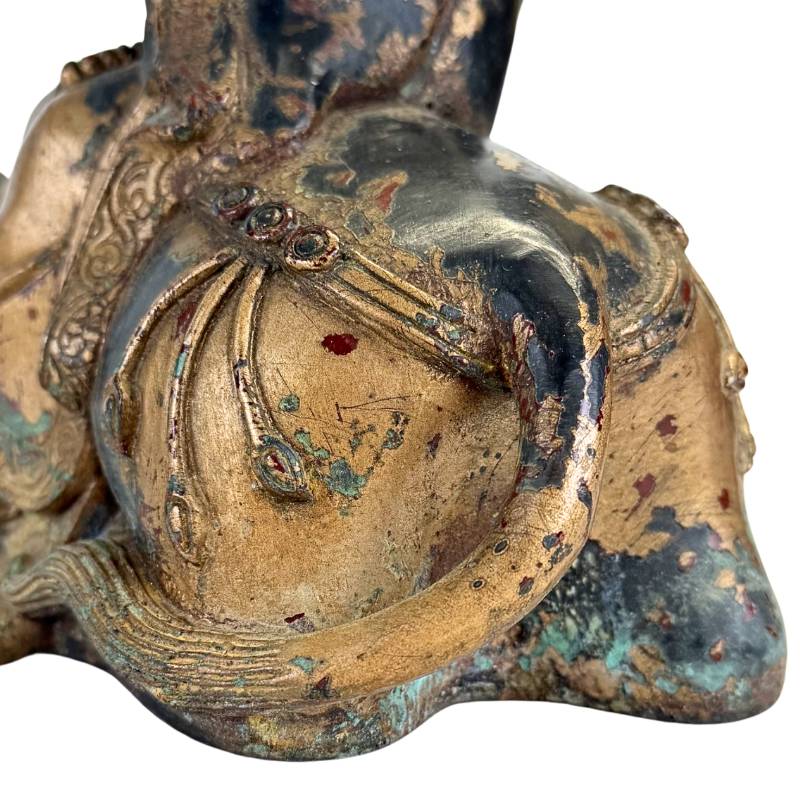 Bronzestatue eines buddhistischen Arhats auf einem Büffel im Himalaya