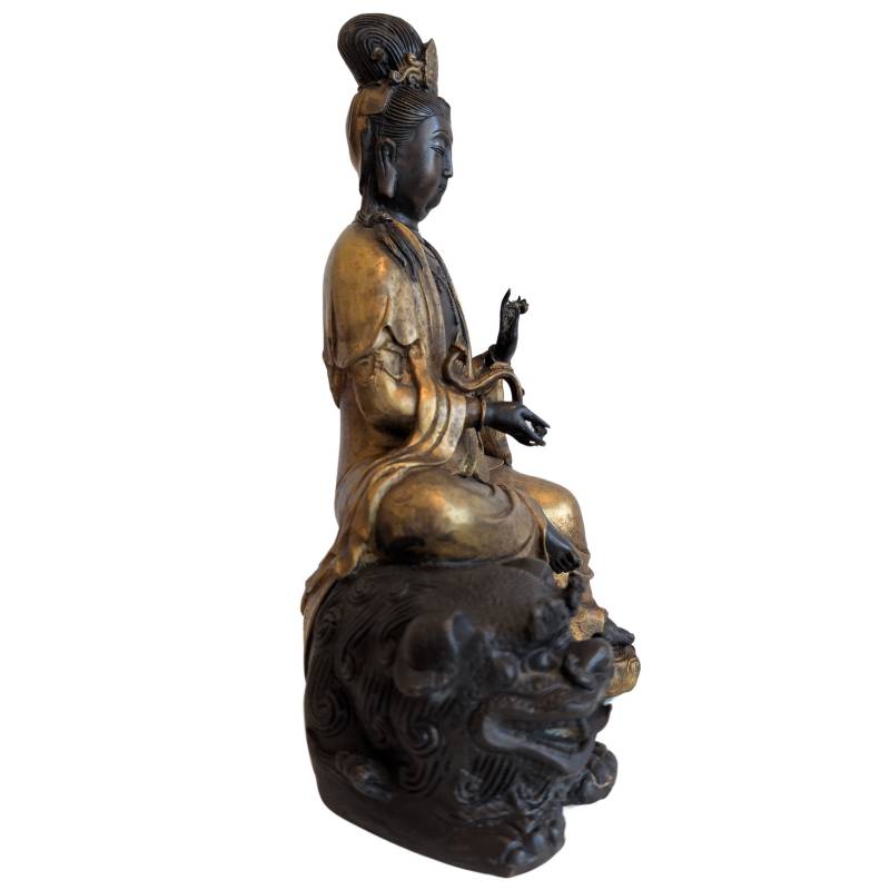Buddhistische Guanyin mit bronzenem Löwen