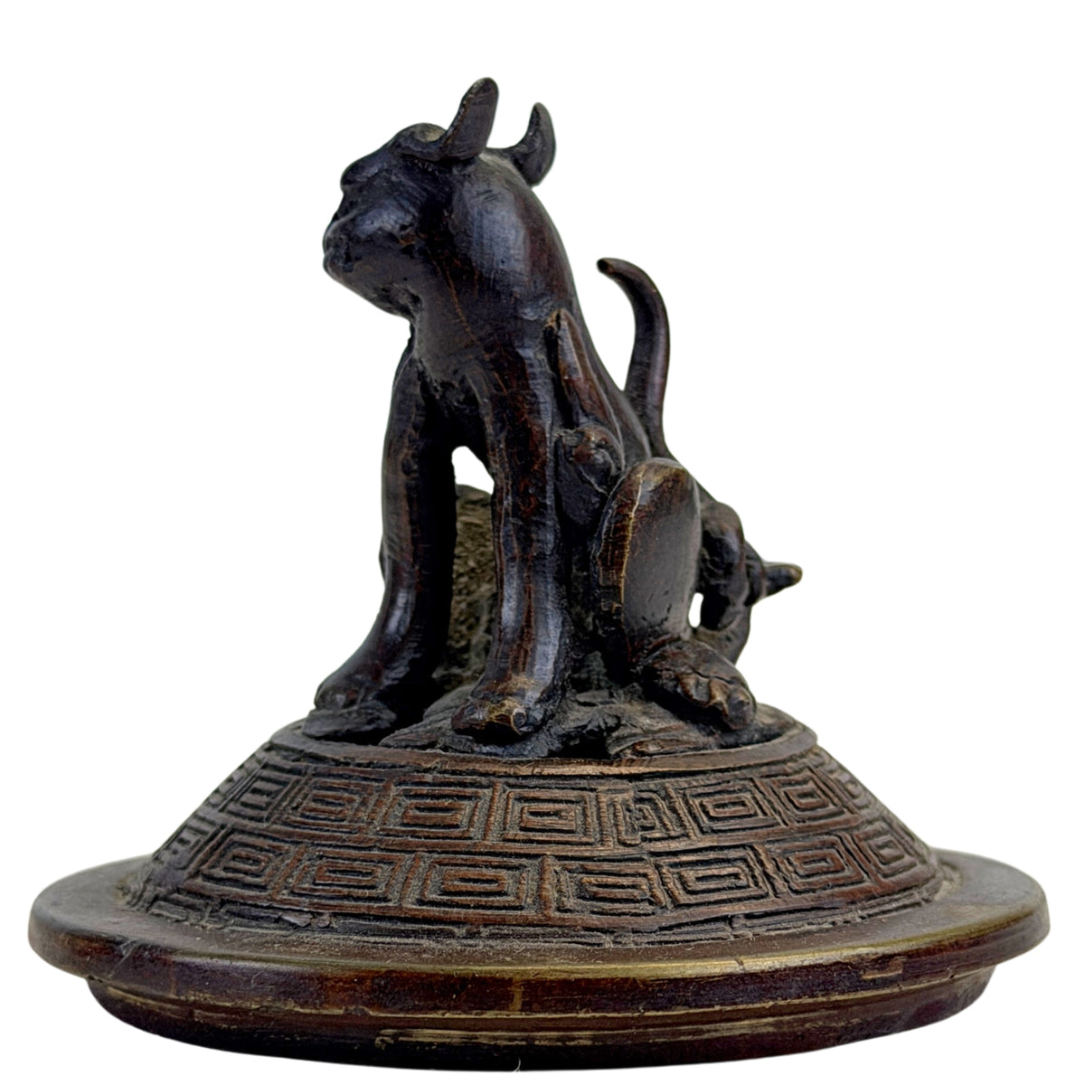 Detail des sitzenden Foo Dog auf dem antiken Bronze-Räuchergefäßdeckel