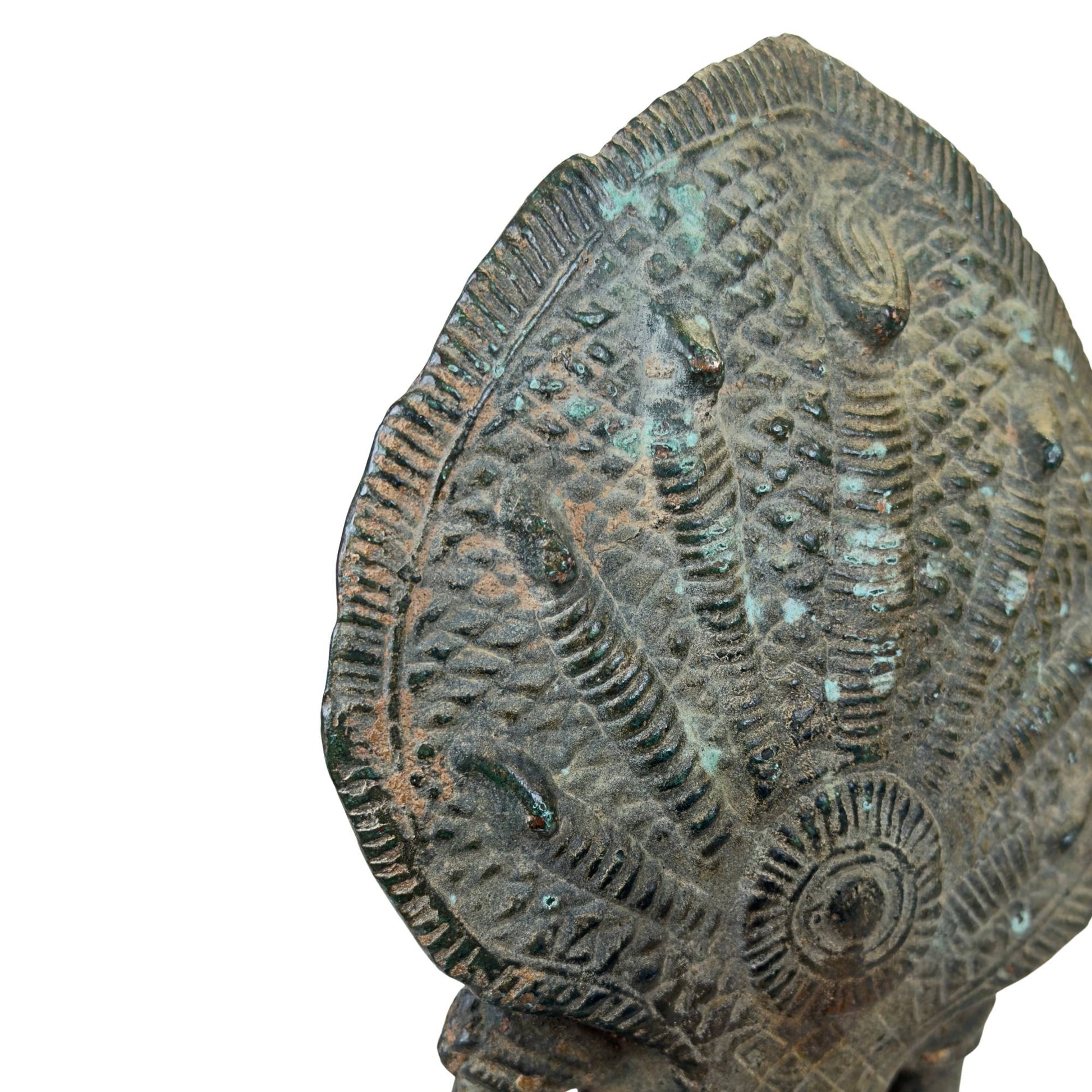 Die Legende des Naga-Königs Mucalinda in hochwertiger massiver Bronze.