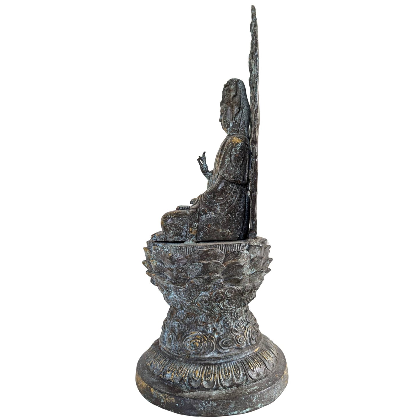 Detail der flammenförmigen Aura-Mandorla, die den göttlichen Status des Bodhisattva symbolisiert.