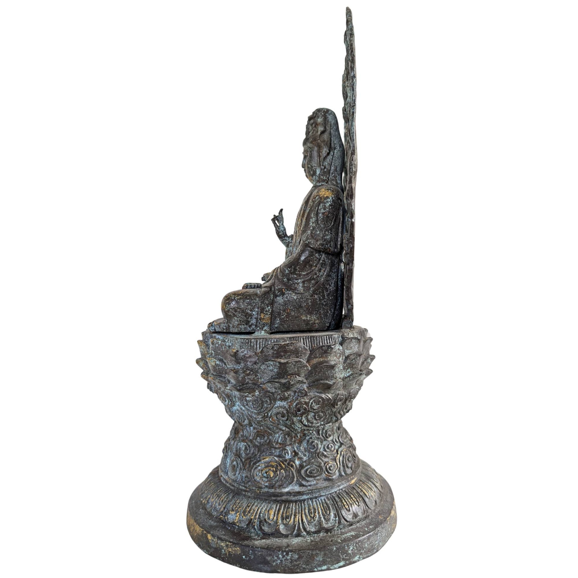 Detail der flammenförmigen Aura-Mandorla, die den göttlichen Status des Bodhisattva symbolisiert.