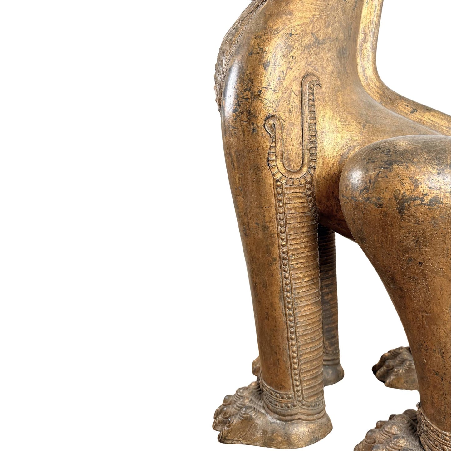Buddhistische Tempelkunst mit Singha-Löwe, monumentaler thailändischer Wächterlöwe mit antik vergoldeter Oberfläche