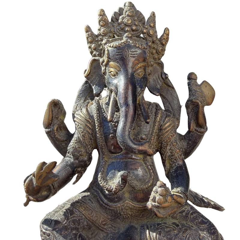 Vorderansicht von oben der bronzenen Ganesha-Statue, die die detaillierte Krone und die sitzende Haltung zeigt.