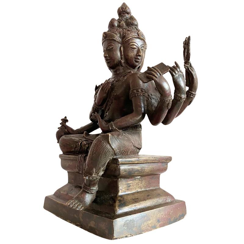 Detail der Hände und Attribute einer sechsarmigen Brahma-Statue aus Bronze