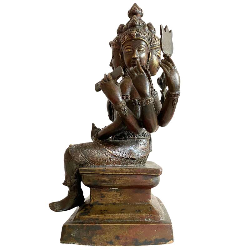 Detail der vier Gesichter einer feuervergoldeten Brahma-Statue aus Bronze